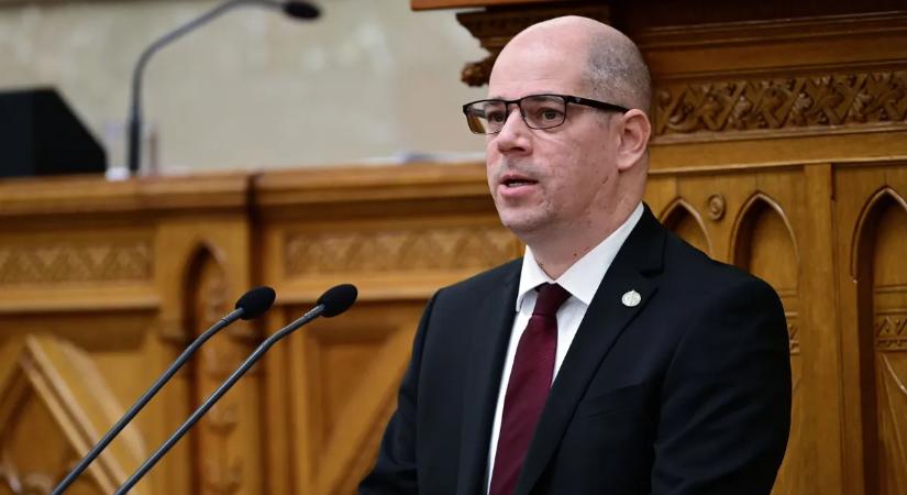 A legfőbb ügyész a szakmai munkára koncentrál és távol tartja hivatalát a politikától