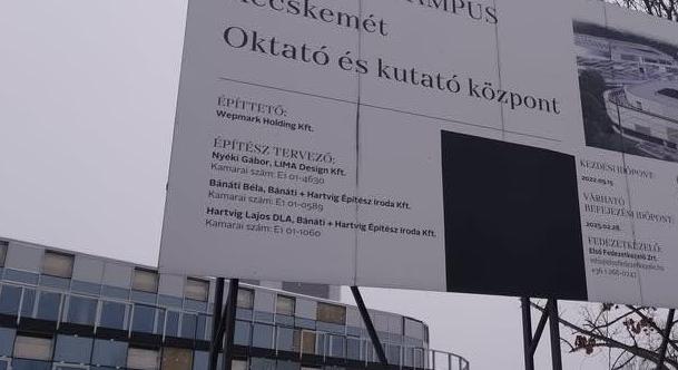 Letakarták a Matolcsy Ádám érdekeltségébe tartozó cég nevét a félbehagyott egyetemi beruházás előtt