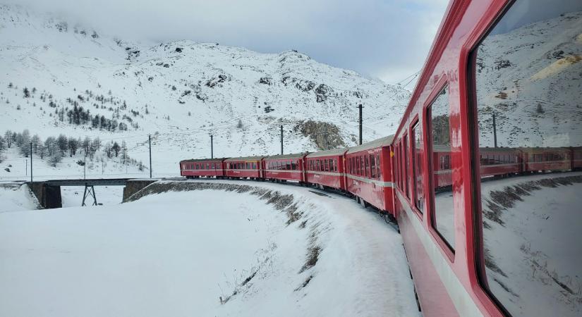 Lavina sodort le a sínekről egy svájci vonatot