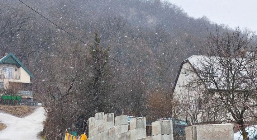 Bolondos időjárás: Így szakadt a hó Fejérben! (videó)