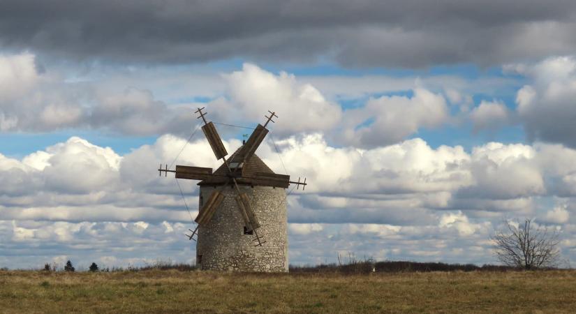 Tési szélmalmok – két bakonyi „szélfogó” a fennsík peremén