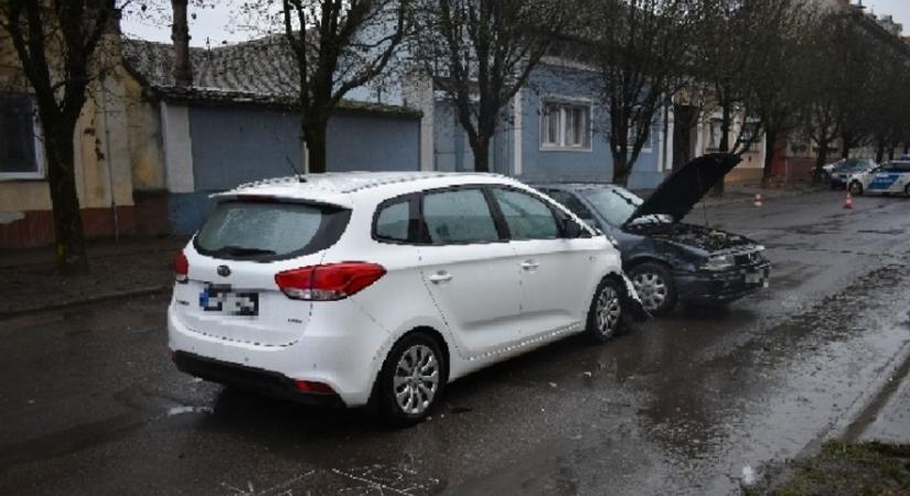 Tolató autó okozott balesetet – sérült is van!