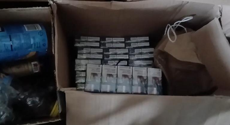 285 liter alkoholt és több mint 26 ezer doboz csempészcigarettát foglalt le egy debreceni házban a NAV