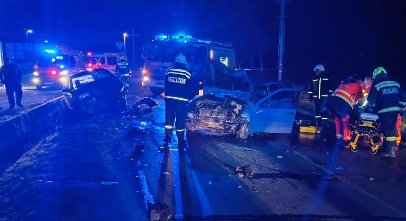 Motorháztető alól csaptak fel a lángok Pécsen – teljesen kiégett egy jármű