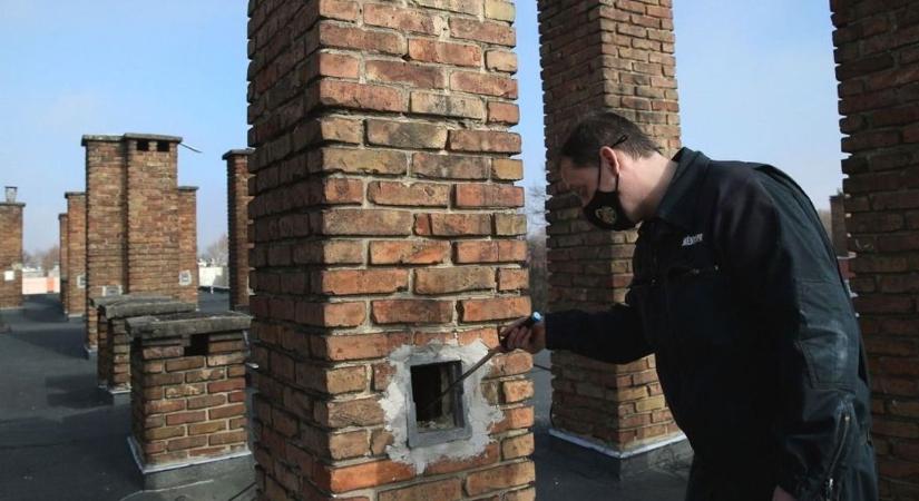 Lángra kapott a kémény Erkén – rokonokhoz kellett költöznie a családnak