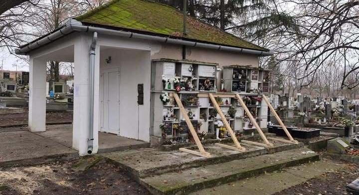 Megújulnak a lajosvárosi temető urnafalai