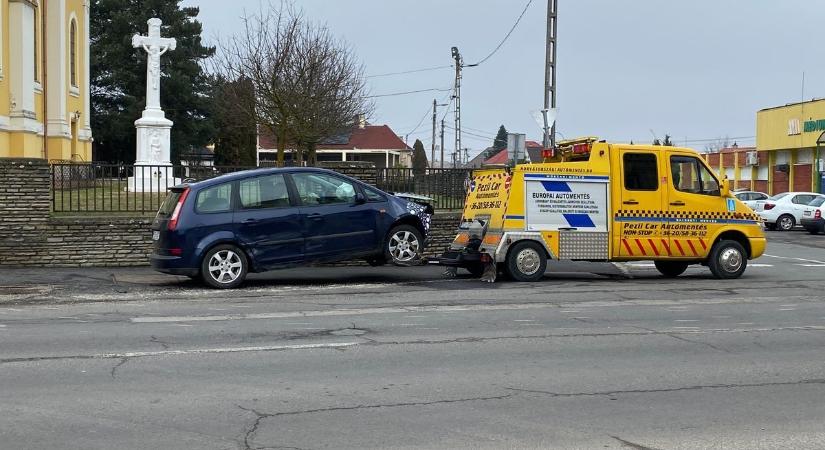 A templom kerítésének csapódott egy kocsi: nők karamboloztak Zalában