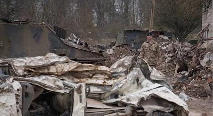 A britek már az oroszok elleni háborúra készülnek: felépítettek egy ukrán falut, hogy gyakorolhassanak