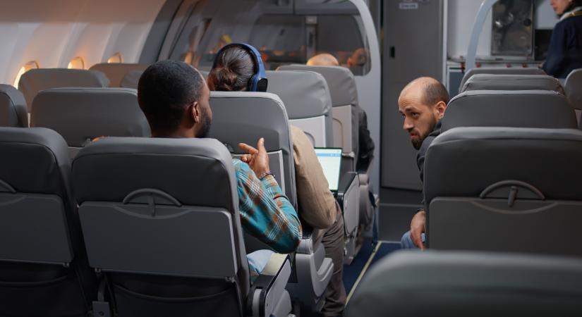 Kényszerleszállást hajtott végre egy repülő, akkora verekedés tört ki az utasok között – videó