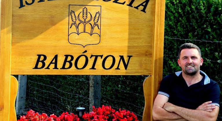 Maldív-szigeteki utazást, de még szolgálati lakást is kapna a babóti iskola leendő kollégája