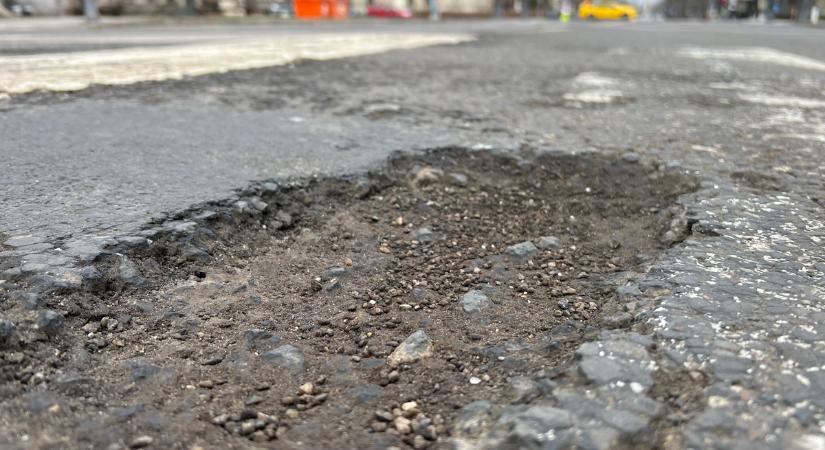 Kátyúhelyzet: egy lyukat betömnek, kettőt otthagynak a XVIII. kerületben