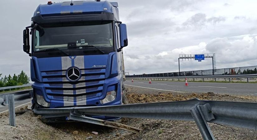 Durva baleset az M6-oson – kamion tarolta le a szalagkorlátot