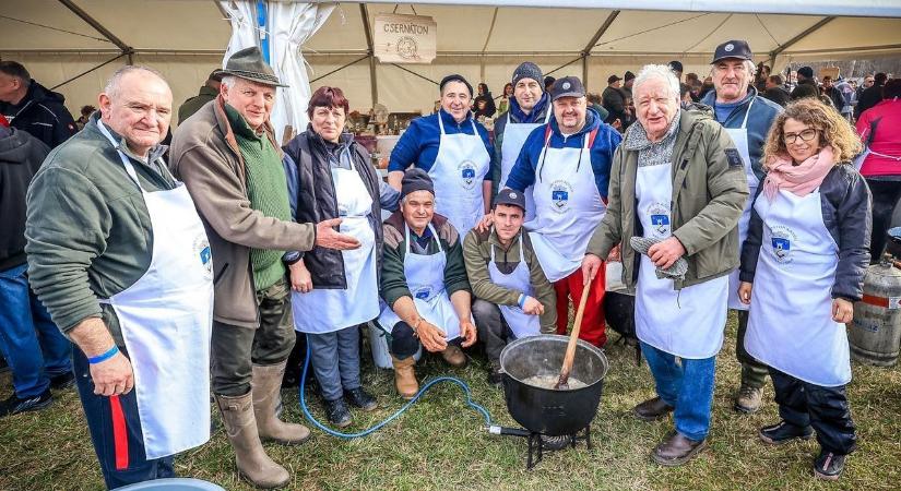 Bogyiszlói disznóvágás – Már délelőtt zengett a nóta, estére együtt mulatott fél Európa (videó)