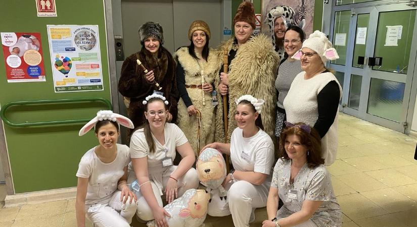 Megható pillanatok: Orvosok és ápolók öltöztek be a gyerekek mosolyáért a szombathelyi kórházban - fotók