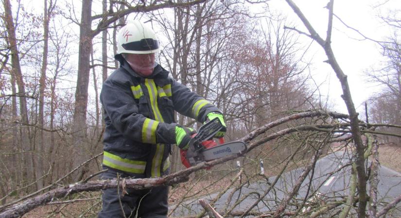 Orkánerejű szél után ezt tartogatja hétfőre az időjárás – Lesz-e annyi dolga a tűzoltóknak, mint tegnap?