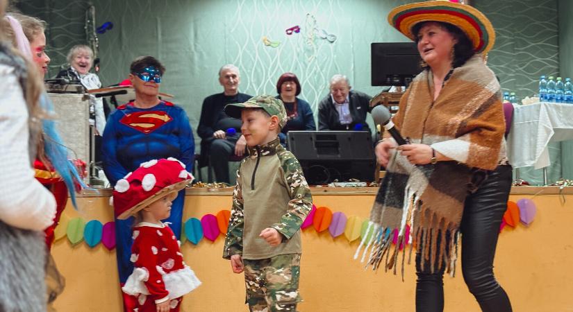 Hiányoznak a helyi fiatalok, de Ágcsernyőben így is nagyot durran a farsangi fánkozás