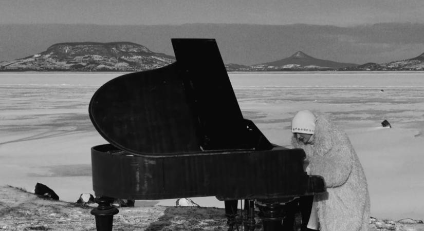 A Balaton-parton szólaltatta meg kedvenc hangszerét új klipjében a fonyódi énekesnő