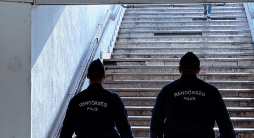 Őrjöngött a buszállomáson, bilincsben vitték el a 25 éves férfit Hajdúböszörményben