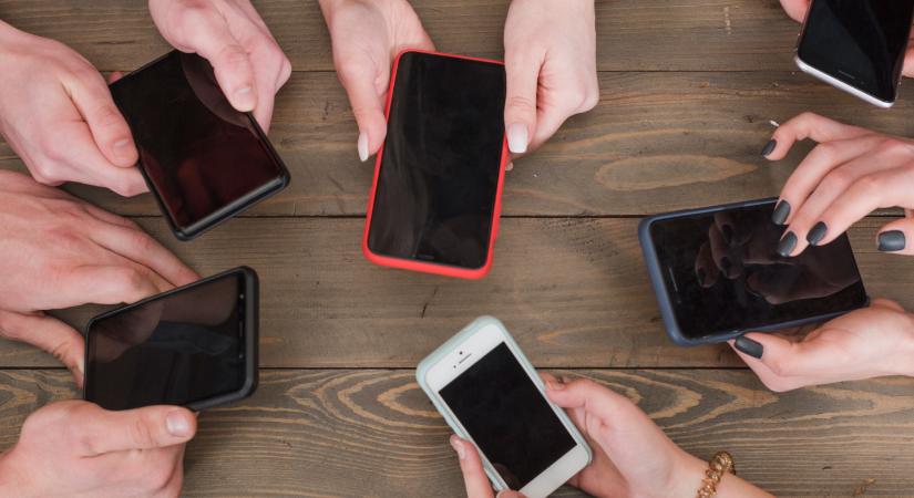 Házhoz megy a használt mobilokért az egyik szolgáltató, azonnal pénzt is ad értük