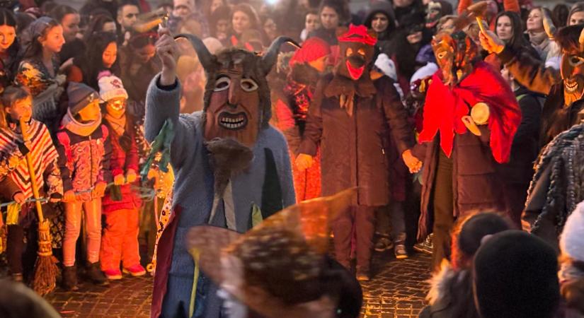 Maskarások, tűz, tánc, télbúcsúztatás – Sepsiszentgyörgyön elűzik a telet