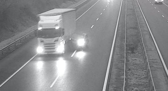 Figyelmetlenség miatt csapódott kamionnak egy autó az M3-ason – videó