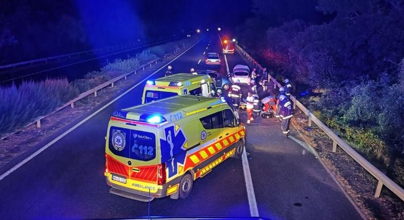 Dráma a főúton: Feszítővágóval szabadítottak ki a sofőrt!