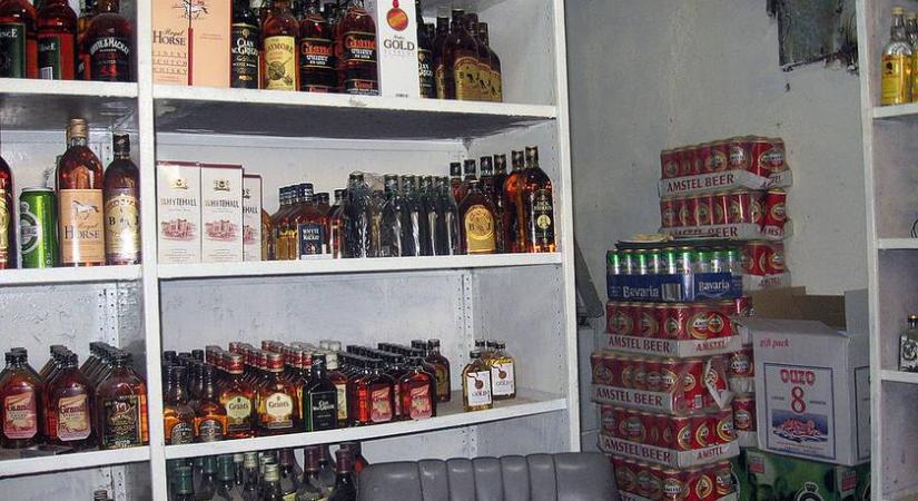 Több száz liter alkoholt foglalt le a NAV egy férfinál: nem hiszed el, mivel védekezett