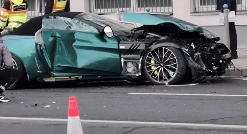 Halálos tragédia Győrben: nyári gumi lehetett a drága sportautón