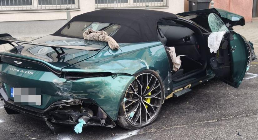 Nyári gumival csapódhatott buszmegállóba az Aston Martin Győrben