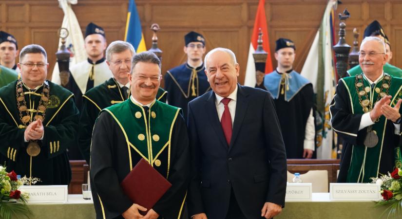 Megbízólevelet adott át a köztársasági elnök Debrecenben