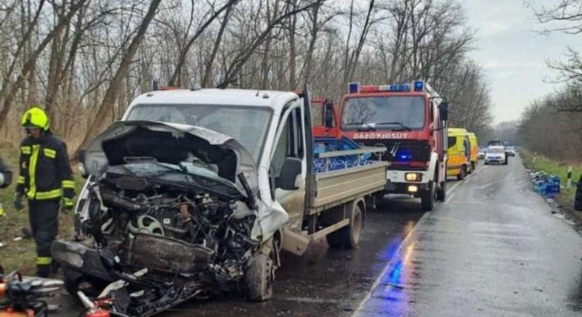 FRISSÍTVE! Halálos baleset Szabolcsban: személygépkocsi és kisteherautó karambolozott - mentőhelikopter is érkezett
