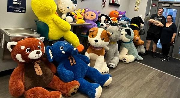 Plüssjátékokat ajándékozott egy lányiskolának a Cannibal Corpse frontembere