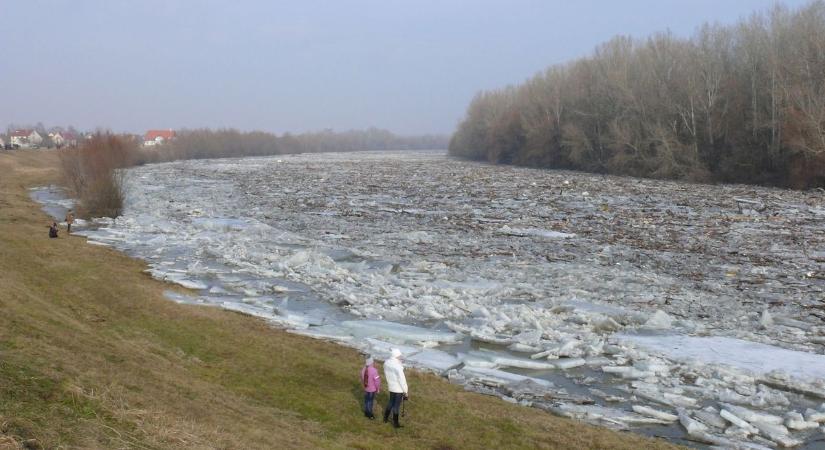 Jeges ár tombolt a Tiszán – most százak fürödtek ugyanott