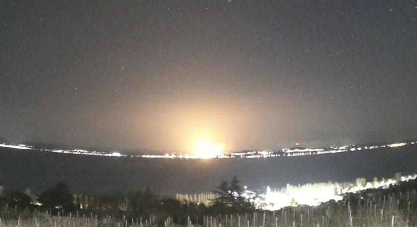 A Balaton északi partjáról is látszott, ahogy ég a berek Fonyódon