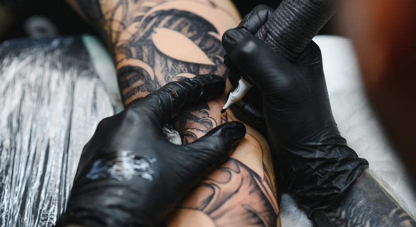 Rákkeltő lehet a tetoválás
