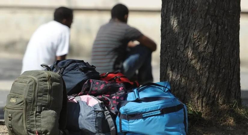 Megfeküdte a migráns gyomrát az akkumulátor, csúszik a kitoloncolás