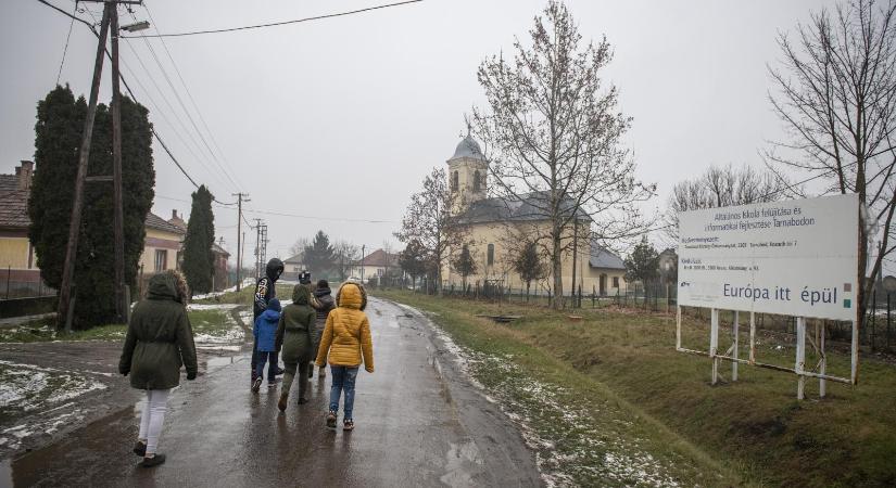 Csaknem félmilliárdot vesznek el az Orbán-kormány kommunikációjára a Magyar Falu Programtól