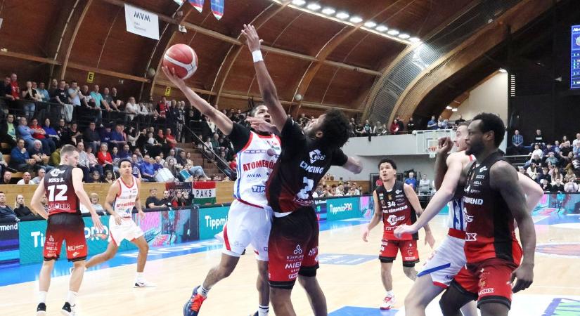 Egymásnak estek a szurkolók, elcsattant néhány parasztlengő, repült a sör (videó)