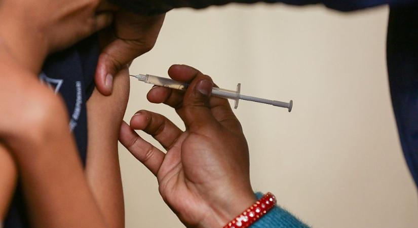 A gyerekek kevesebb mint fele kapja meg a kanyaró, mumpsz és rózsahimlő elleni oltást Romániában