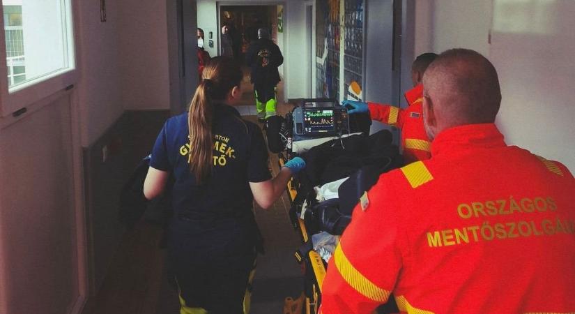 Kisbabát kellett újraéleszteni a borsodi rendelőben – megszólalt váróban ülő beteg, ezt látta odabentről – videóval