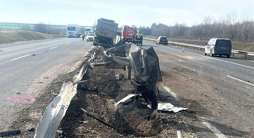 Súlyos baleset az M6-os Pécs felé tartó szakaszán: kamion ütközött szalagkorlátnak, útzár van érvényben (FOTÓK)