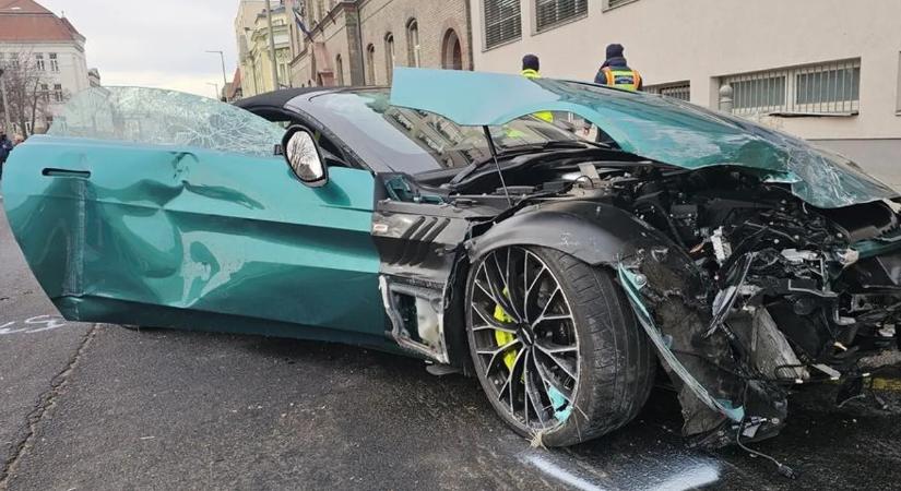 Spórolni akart az Aston Martin tulajdonosa, halálos baleset lett a vége Győrben