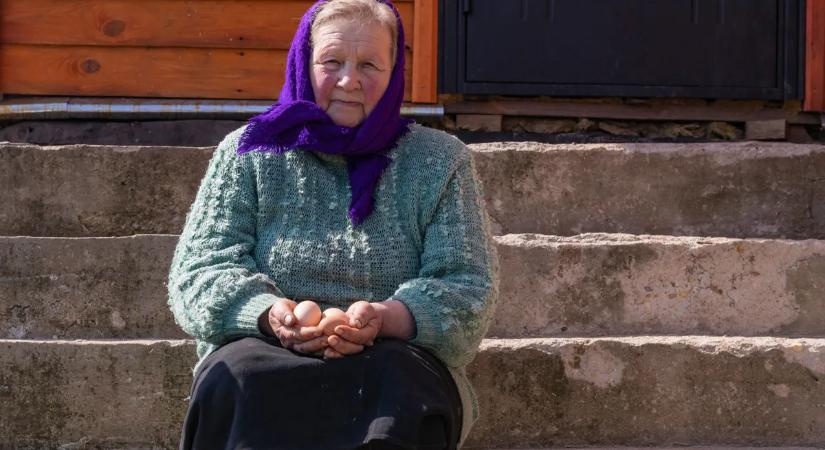 Napokig senki sem kopogtat: magukra maradt idős emberek százai élnek Kárpátalján