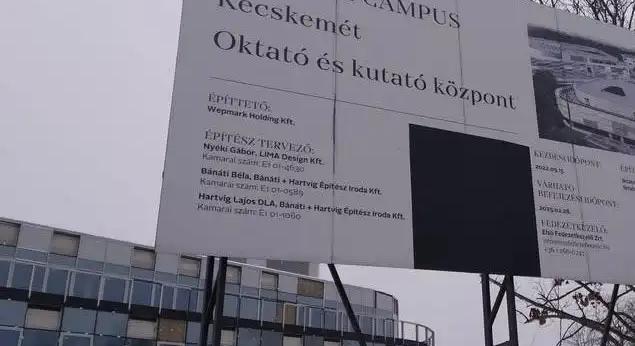 Fekete fóliával takarták le a Matolcsy-körhöz köthető cég nevét a félbehagyott kecskeméti campusnál