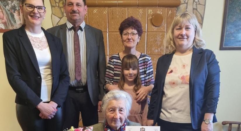 A 90 éves Ilonka néni aktívabb, mint sok fiatal – nélküle a virágosítás is elképzelhetetlen a zalai faluban