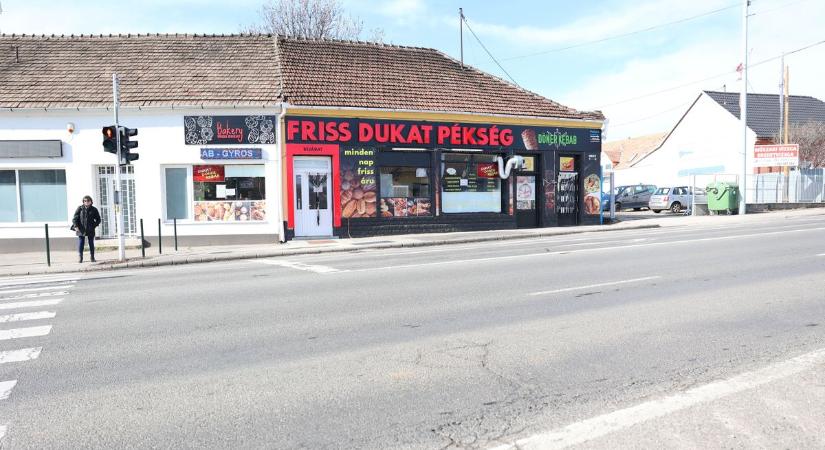 „A szája is szét volt nyílva, a lábából ömlött a vér” – a hétvégi késelés helyszínén jártunk (VIDEÓFOTÓK)