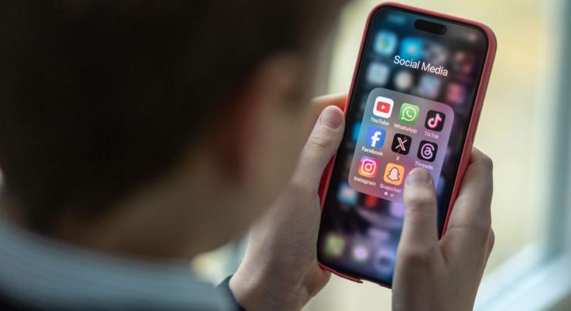 A brit fiataloknak is tilos lesz a közösségi média