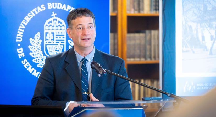 Húsz helyszínen bővült a gyermekgyógyítás családterápiás programokkal