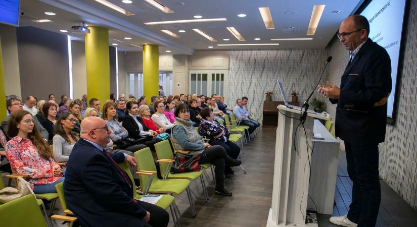 Alkoholfüggőség, kiégés, feszültségek, konfliktusok – ezekkel küzdenek a magyarok a munkahelyeken – fotók