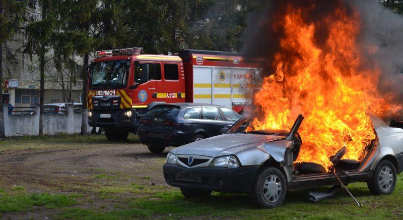 Online kihívásra válaszolva gyújtott fel autókat egy brassói kamasz – Élőben közvetített